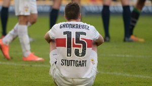 Stuttgarts Kevin Großkreutz sitzt nach dem Spiel auf dem Boden. Foto: dpa