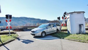 Der Fahrer des Skoda hatte die rote Ampel am Bahnübergang in Rudersberg-Schlechtbach missachtet. Foto: 7aktuell/Kevin Lermer
