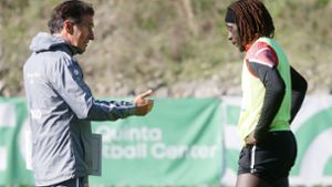 Im Gespräch: Trainer Bruno Labbadia (li.) und Mittelfeldspieler Tanguy Coulibaly. Foto: Baumann/Hansjürgen Britsch