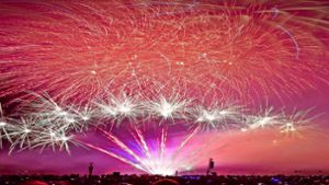 Das Feuerwerksfestival „Flammende Sterne“ zieht ein Publikum aus der ganzen Region in den Scharnhauser Park. Foto: Roberto Bulgrin