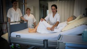 Am Robert-Bosch-Krankenhaus in Stuttgart kommen Übungspuppen schon seit einigen Jahren in der Pflegeausbildung zum Einsatz. Foto: Achim Zweygarth /Archiv