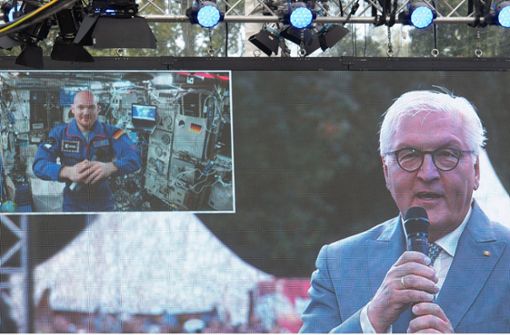 Astronaut Alexander Gerst erzählte Bundespräsident Frank-Walter Steinmeier, dass er bei mehr als 300 Experimenten an Bord nur selten dazu komme, aus dem Fenster zu schauen. Foto: dpa