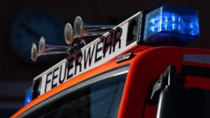 Bei einem Brand in einer Erdgeschosswohnung in Stuttgart-Obertürkheim sind am Sonntagabend vier Bewohner verletzt worden (Symbolfoto). Foto: dpa/Marijan Murat
