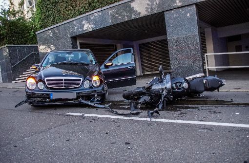 Schwerer Unfall in Stuttgart auf der Neuen Weinsteige. Foto: SDMG