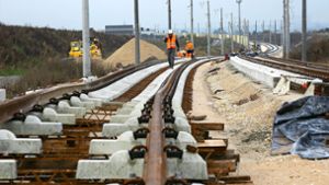 Auf der ICE-Neubaustrecke werden jetzt bereits die ersten Schienen verlegt. Das Bauwerk wird regelmäßig kontrolliert, damit etwaige Risse gleich ausgebessert werden können. Foto: Horst Rudel