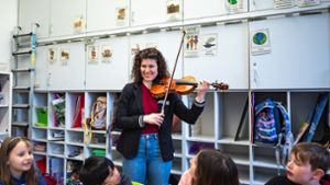 Delia Ramos begeisterte mit ihrem Geigenspiel beim Instrumenten-Workshop in der Altenburgschule. Foto: Oliver Roeckle