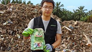 Heng Kiah Chun von  Greenpeacehat auf der illegalen Müllhalde in Jenjarom eine Verpackung von deutschem  Frosch-Waschmittel gefunden. Foto: Melanie Maier