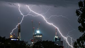 Blitze schlagen am 11. Juli über Hochhäusern in Frankfurt am Main ein. Foto: dpa/Frank Rumpenhorst