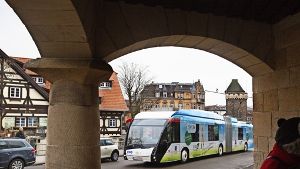 Bis zu 110  Fahrgäste kann jeder der vier Elektro-Hybrid-Busse transportieren, die mit ihrem futuristisch anmutenden Aussehen die Esslinger Straßen beleben werden. Foto: Horst Rudel