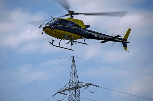 Der Hubschrauber geht bis zur Höhe der Strommasten herunter. Foto: /Phillip Weingand