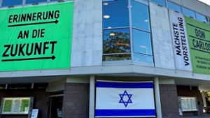 Unbekannte haben in Stuttgart in der Nacht von Mittwoch auf Donnerstag die Israel-Fahne am Schauspielhaus beschädigt. Foto:  