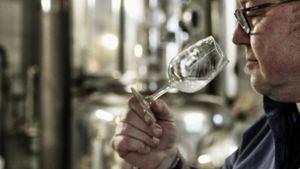 Frank Bartholomäi probiert das frisch gebrannte Birnen-Destillat. Foto: avanti