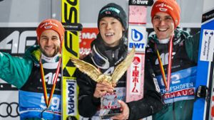 Strahlende Sieger: Tournee-Triumphator Ryoyu Kobayashi (Mi.) mit den deutschen Skispringer Markus Eisenbichler (li.) und Stephan Leyhe. Foto: Getty