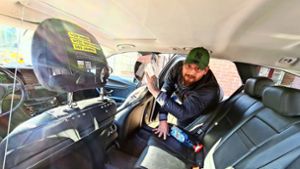 Markus Diler von Funk-Taxi Schoch säubert die Scheibe, die  Fahrer und Fahrgast vor einer Ansteckung schützen soll. Foto: Patricia Sigerist