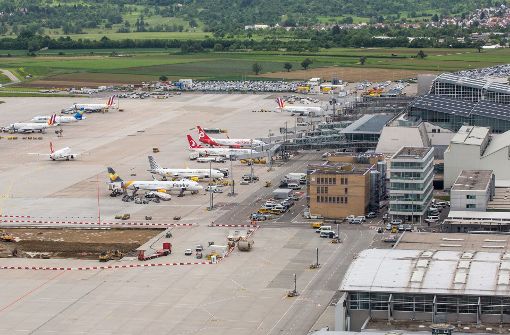Zu Ferienbeginn herrscht Hochbetrieb auf dem Stuttgarter Flughafen. Foto: dpa