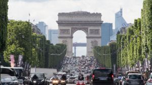 Das Pariser Wahrzeichen bleibt zunächst unverhüllt. Foto: dpa/Peter Kneffel