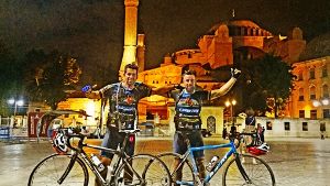 Nach 1000 Kilometern auf dem Fahrrad kommen Vassili Kirtzakis (l.) und Nikolaos Radis vor der Hagia Sophia in Istanbul an. Foto: Privat