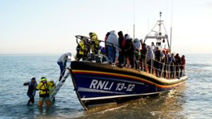 Eine Gruppe von Menschen wird von der Royal National Lifeboat Institution (RNLI) nach einem Zwischenfall mit einem kleinen Boot im Ärmelkanal nach Dungeness in der Grafschaft Kent gebracht Foto: dpa/Gareth Fuller