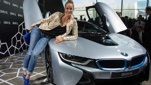Mit dem neuen BMW i8 lassen sich alle gerne ablichten: Schauspielerin Lara Joy Körner posiert auf der Motorhaube des Elektroflitzers. Foto: Getty Images Europe