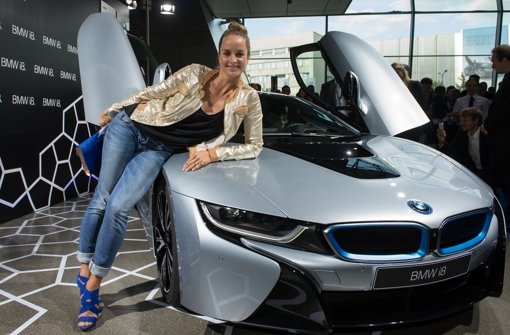 Mit dem neuen BMW i8 lassen sich alle gerne ablichten: Schauspielerin Lara Joy Körner posiert auf der Motorhaube des Elektroflitzers. Foto: Getty Images Europe
