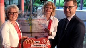 Oberbürgermeisterin Ursula Keck und Bürgermeister Daniel Güthler überreichten die Geburtstagstorte und den Scheck an die Vereinsvorsitzende Sylvia Rauscher (Mitte). Foto: Peter Mann