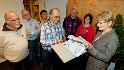 Unterschriftenübergabe zum Thema neuer Kreisverkehr Foto: Pressefoto Horst Rudel