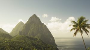 Im Süden hat man einen famosen Ausblick auf die beiden Pitons, die Wahrzeichen von St. Lucia. Foto: Saint Lucia Tourist Board