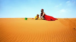 Für den Kleinen ist die Wüste nichts anderes als ein riesengroßer Sandkasten. Foto:  