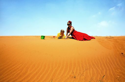 Für den Kleinen ist die Wüste nichts anderes als ein riesengroßer Sandkasten. Foto:  