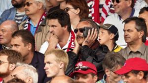 Wie steht’s in Mainz, wie in Leipzig? Ein Fan hält sich mit einem Radio im Stadion auf dem Laufenden. Foto: imago/sportfotodienst