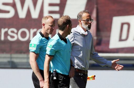 VfB-Trainer Pellegrino Matarazzo (re.) diskutiert mit Schiedsrichter Sascha Stegemann (Mi.). Foto: Baumann