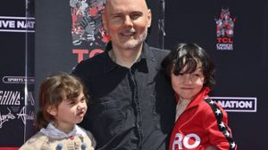 Billy Corgan 2022 mit seinen Kindern Philomena und Augustus. Jetzt ist er mit deren Mutter verheiratet. Foto: imago/UPI Photo
