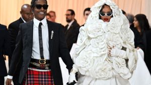 Die schwangere Rihanna - in ausladender weißer Robe mit Schleppe - und ihr Partner, der Rapper A$AP Rocky, waren rund fünf Stunden später die letzten ankommenden Gäste. Foto: AFP/ANGELA WEISS