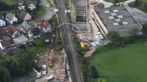 An der Baustelle des Bahntunnels Rastatt sind bei Niederbühl helle Betonflächen (oben) zu sehen und eine Betonpumpe (Mitte). Foto: dpa