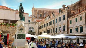 Straßenszene in Dubrovnik: Touristen lieben die kleinen Lokale in der historischen Altstadt – doch das Personal wird knapp. Foto: imago/Sergio Monti