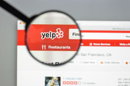 Kann man wirklich so einfach Geld verdienen über Yelp? Foto: Casimiro PT / shutterstock.com