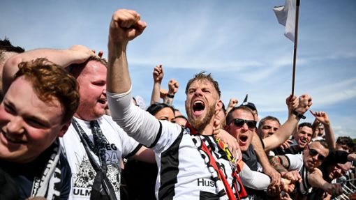 Ulms Johannes Reichert feiert mit den Fans den Aufstieg. Foto: dpa/Harry Langer