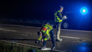 Polizisten sichern in der Nacht auf den 12. Mai 2019 Spuren auf der Landstraße zwischen Bietigheim-Bissingen und Sachsenheim. Foto: 7aktuell.de/Simon Adomat/www.7aktuell.de/Simon Adomat