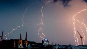 Etwa 2,5 Millionen Blitze werden pro Jahr in Deutschland registriert. Und das an nur etwa 20 bis 30 Gewittertagen, vor allem im Frühjahr und Sommer. Foto: Leserfotograf lool
