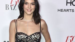 Kendall Jenner setzte auf ein eher freizügiges schwarzes Kleid. Foto: AFP