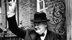 Zwei Finger für den Sieg: Churchill 1943 vor Downing Street No 10. Foto: dpa/A9999 DB