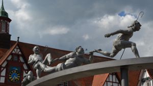 In dreieinhalb Metern Höhe spurten die Schäfer von Peter Lenk  über den Marktplatz in Bad Urach. Foto: Peter Lenk