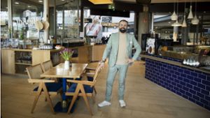 Freut sich, dass er sein Gastronomie-Projekt verwirklichen konnte: Yavuz Aslan im Restaurant Muskat. Foto: Lichtgut/Leif Piechowski