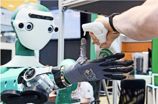 Zu den Schwerpunkten des KIT gehört die Roboterforschung. Auf  der IT-Messe Cebit half der Roboter ARMAR-6  im Juni  beim Aufbauen des Standes und übergab eine Flasche Reinigungsmittel. Foto: dpa