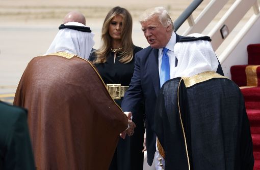 König Salman schüttelte US-Präsident Trump bei seiner Ankunft die Hand. Foto: AP