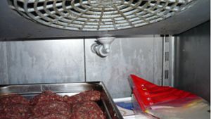 Hackfleisch unter schimmeliger  Lüftung: Ähnlich wie auf dem Foto soll es in einem der Supermarkt ausgesehen haben. Foto: StN