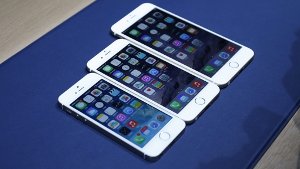 Groß, größer: iPhone 6 (Mitte), iPhone 6 Plus (rechts). Die beiden neuen Modelle im Vergleich mit dem iPhone 5s.   Foto: dpa