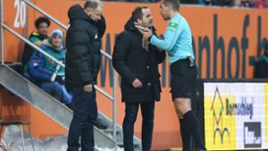 Manuel Baum (Mitte) war im Spiel gegen den VfB Stuttgart vom Spielfeldrand verwiesen worden. Foto: Bongarts