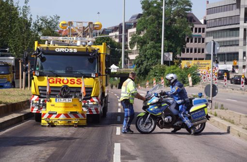 Nachdem ein Lastwagen auf der Hauptstätter Straße in Stuttgart Schmierstoffe verloren hat, bleibt der Bereich ein Problem. Foto: Andreas Rosar Fotoagentur-Stuttg