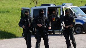 Drei vermummte und bewaffnete Polizisten sind im Einsatz in Oppenau. Foto: dpa/Sven Kohls